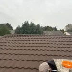 rénovation complète d’une toiture avec tuiles decra galvanisé Pose de demis chevron pose d’une isolation en 45mm pose d’écran sous toiture pose de contre liteaux pose de liteaux puis pose de la tuiles devra galvanisé a Fosses 95470 - en cours